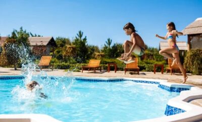 Consejos para organizar una fiesta sorpresa en una casa con piscina